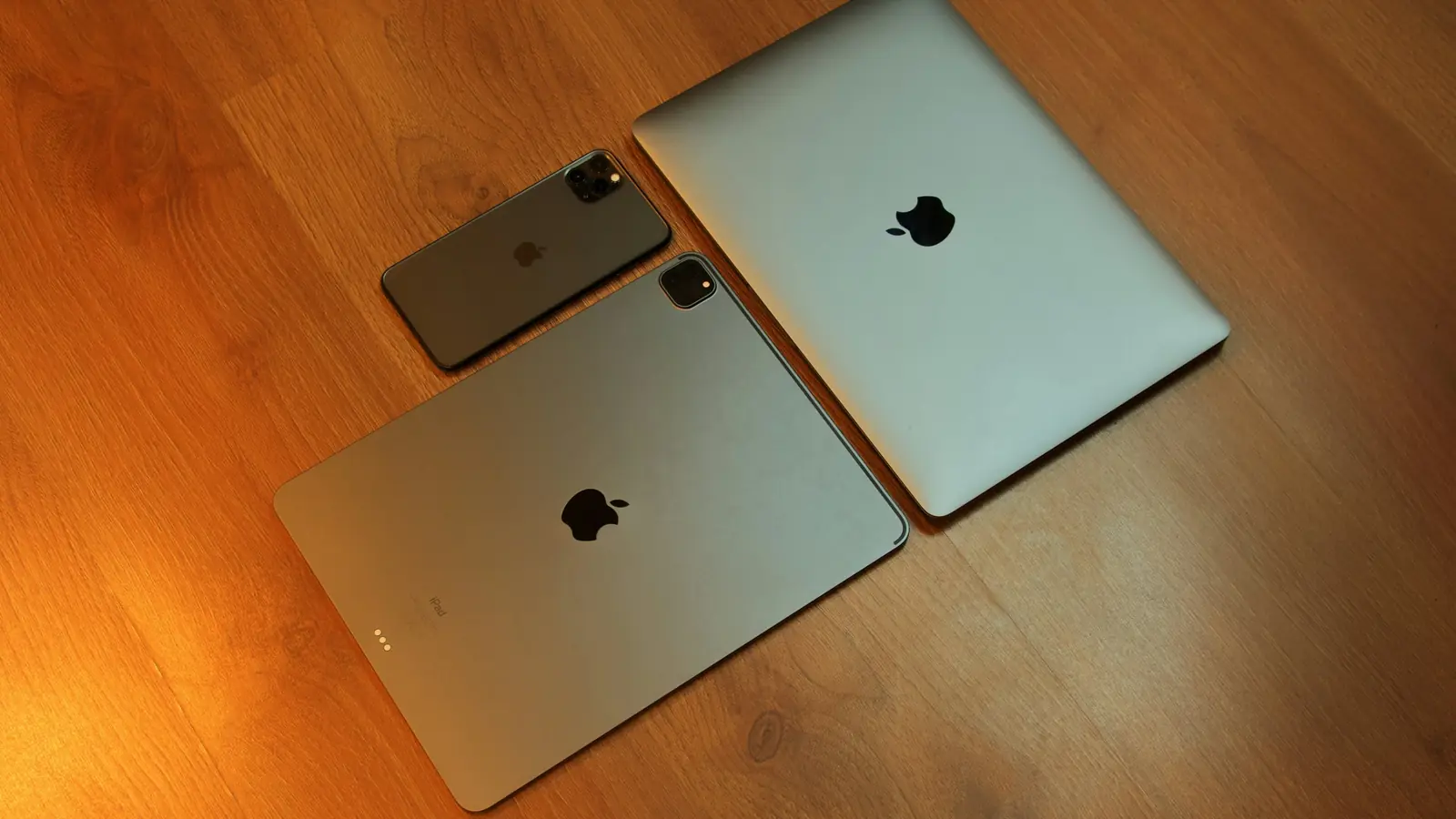 iPhone, iPad și MacBook recondiționate, cu garanție 12 luni, la Radical Store București